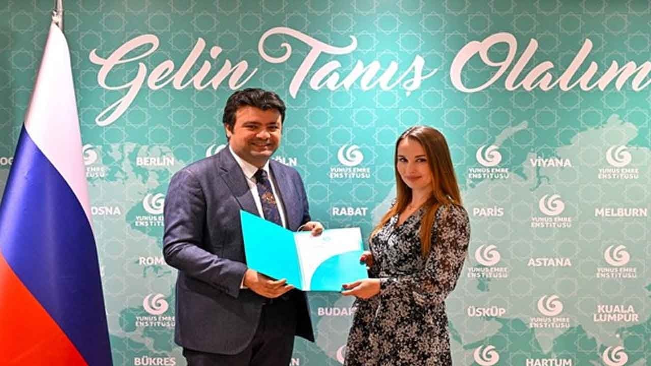 Moskova’da muazzam başarı Türkçeyi söken Ruslar diplomalarını bir bir kaptı! Yunus Emre Enstitüsünde gurur günü!