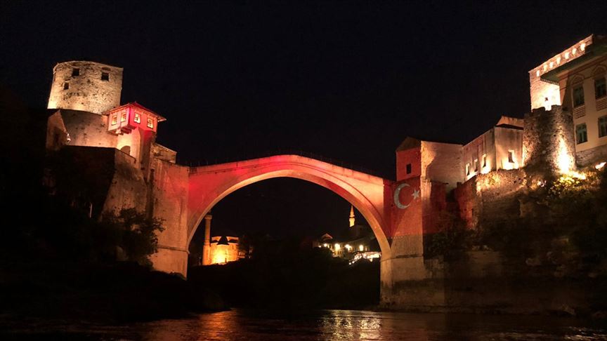 Mostar Köprüsü, TBMM'nin açılışının 100. yılı dolayısıyla Türk bayrağının renklerine büründü