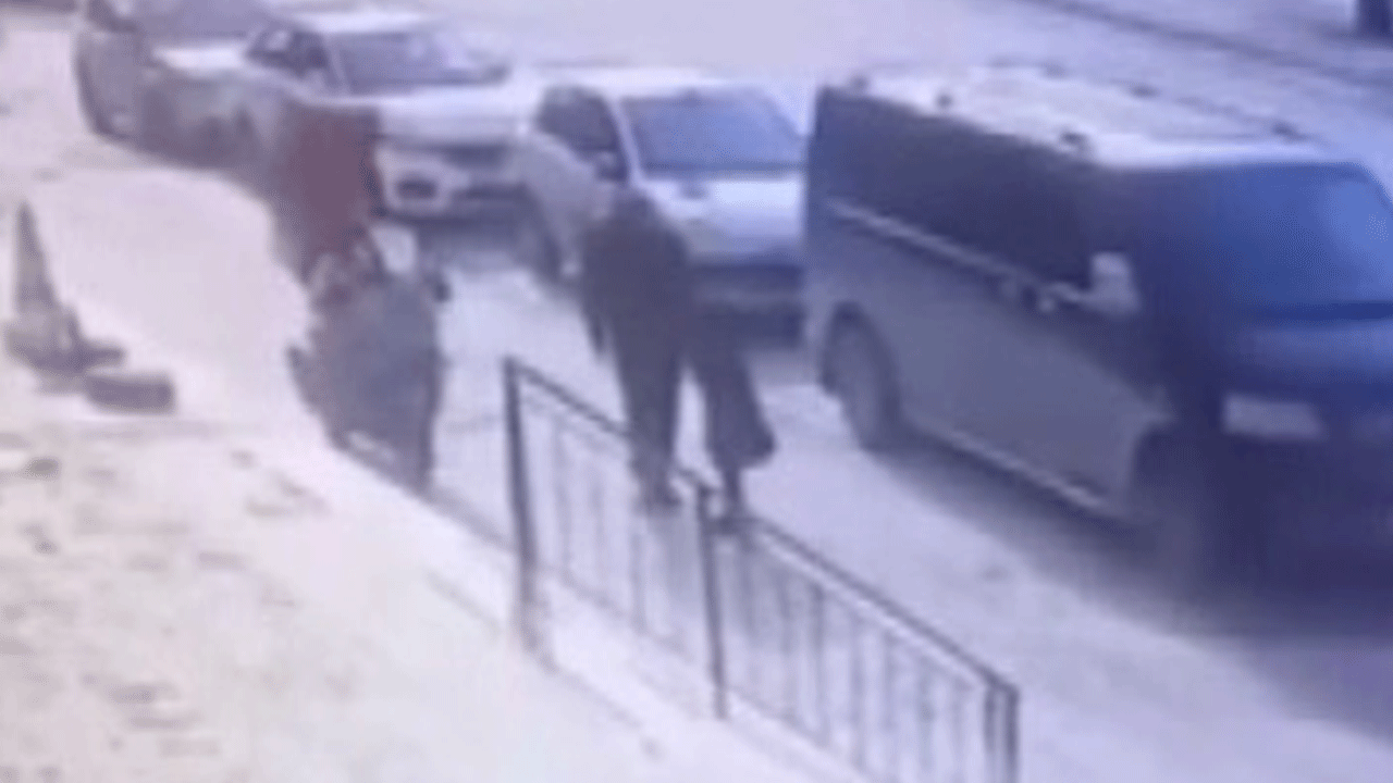 Motokurye sokakta boğazına şeker kaçan çocuğu heimlich manevrası ile kurtardı!