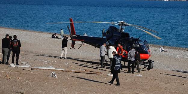 Motor arızası yapan helikopter sahile acil iniş yaptı