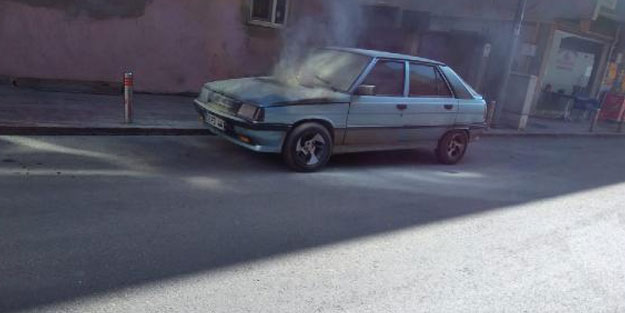 Motor bölümü alev alan otomobil kullanılmaz hale geldi