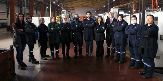 Motor parçası üreten fabrikada kadınlar da ter döküyor