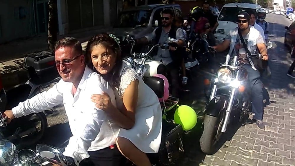 Motor sırtında dünya evine girdiler 
