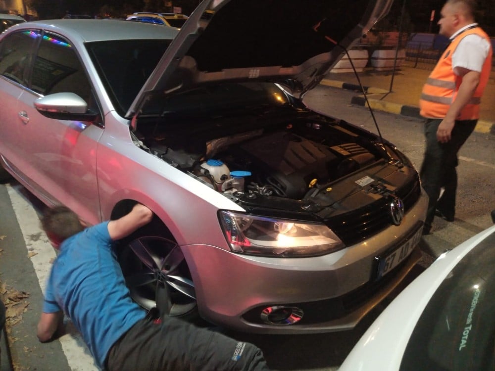 Motora giren yavru kedi sürücüye zor anlar yaşattı 