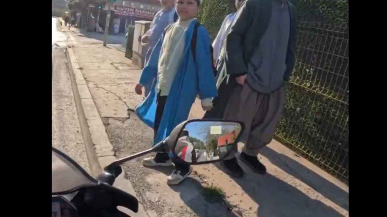 Motorcu gençle küçük hafızlar arasında yürek ısıtan karşılaşma