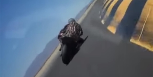 Motorcunun kafası virajda böyle yere değiyor