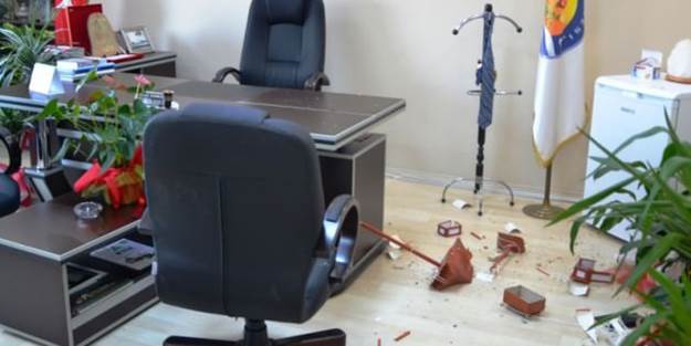 Motorlu testereyle belediyeyi bastı!