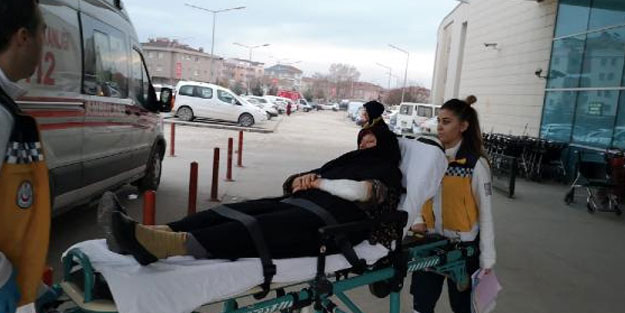 Motorlu testereyle odun keserken, eşini kolundan yaraladı
