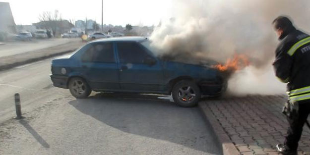 Motoru alev alan otomobil, başka araca çarptı