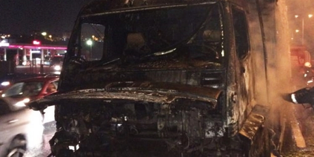 Motoru tutuşan kamyon yandı!