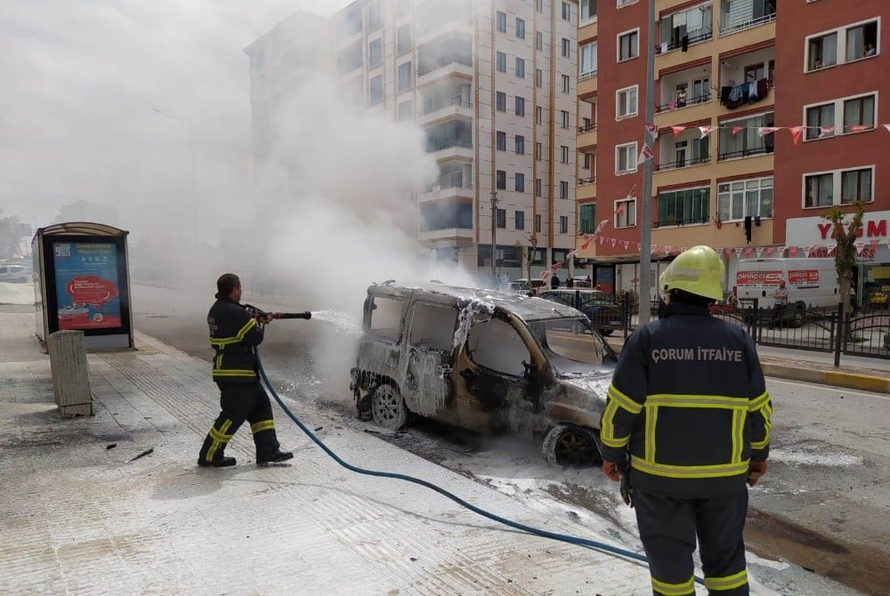 Motoru tutuşan ticari araç alev topuna döndü 