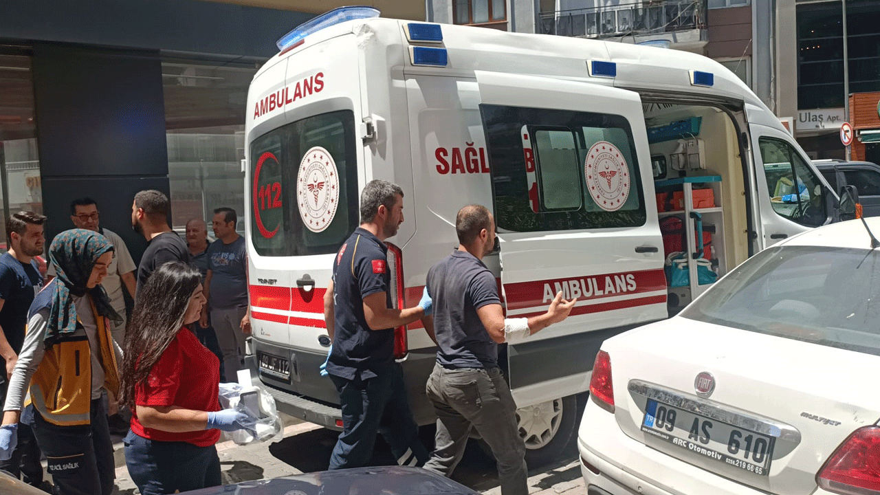 Motoruna çarpan aracın camını kırdı, hastanelik oldu