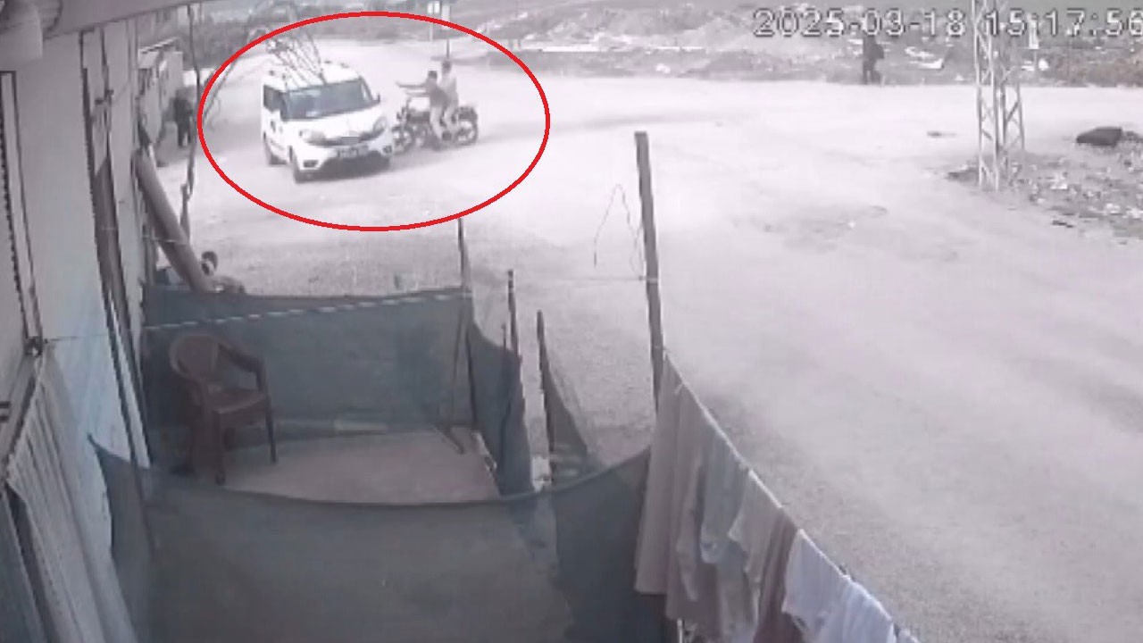 Motosiklet araca ok gibi saplandı