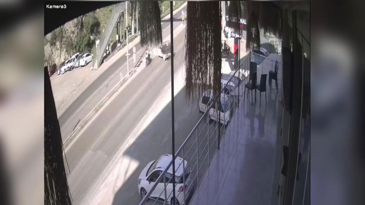 Motosiklet araca ok gibi saplandı! O anlar kamerada