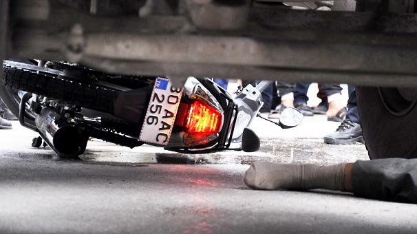 Motosiklet beton mikserinin altında kaldı; sürücü öldü