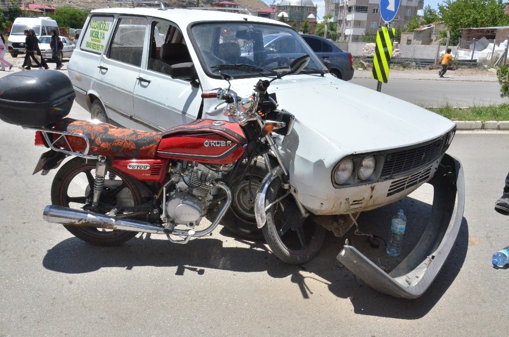 Motosiklet, çarptığı otomobile ok gibi saplandı 