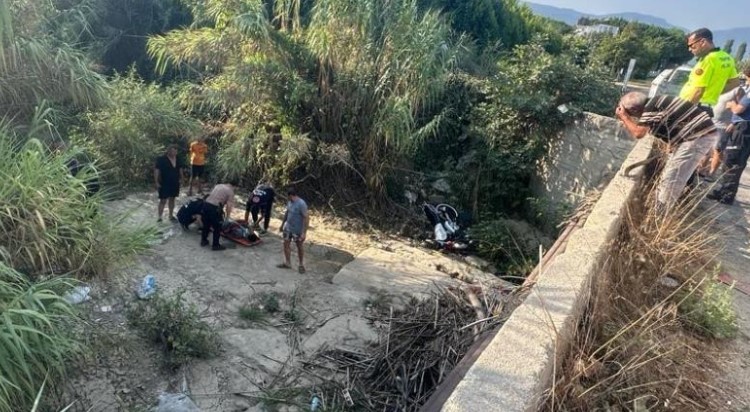 Motosiklet dere yatağına uçtu! Yaralılar var