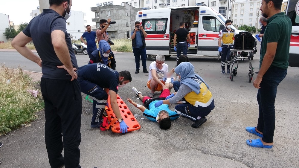 Motosiklet devrildi: 2 yaralı 