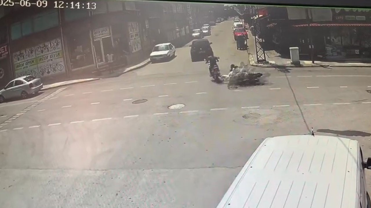 Motosiklet faciası! Çarpışmamak için manevra yaptı, metrelerce sürüklendi