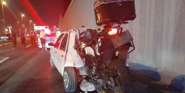 Motosiklet güvenlik şeridindeki otomobile ok gibi saplandı