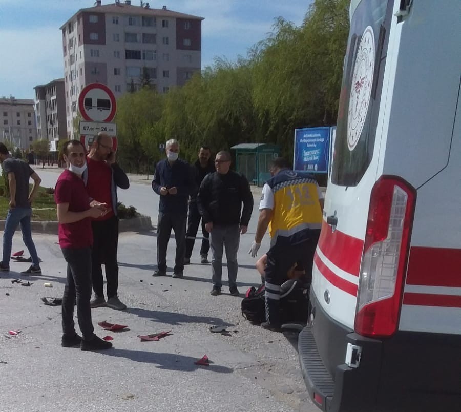 Motosiklet ile ambulans çarpıştı; 1 yaralı 