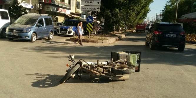 Motosiklet ile bisiklet çarpıştı: 3 yaralı
