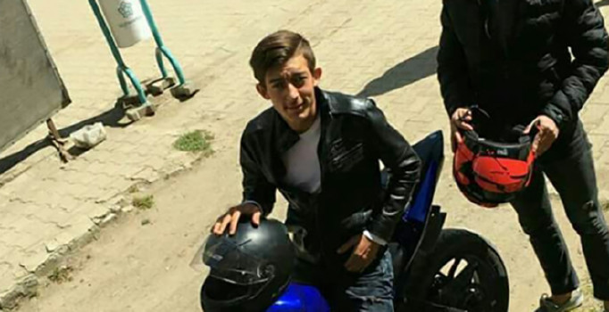 Motosiklet ile hız yapan kasksız sürücü hayatını kaybetti
