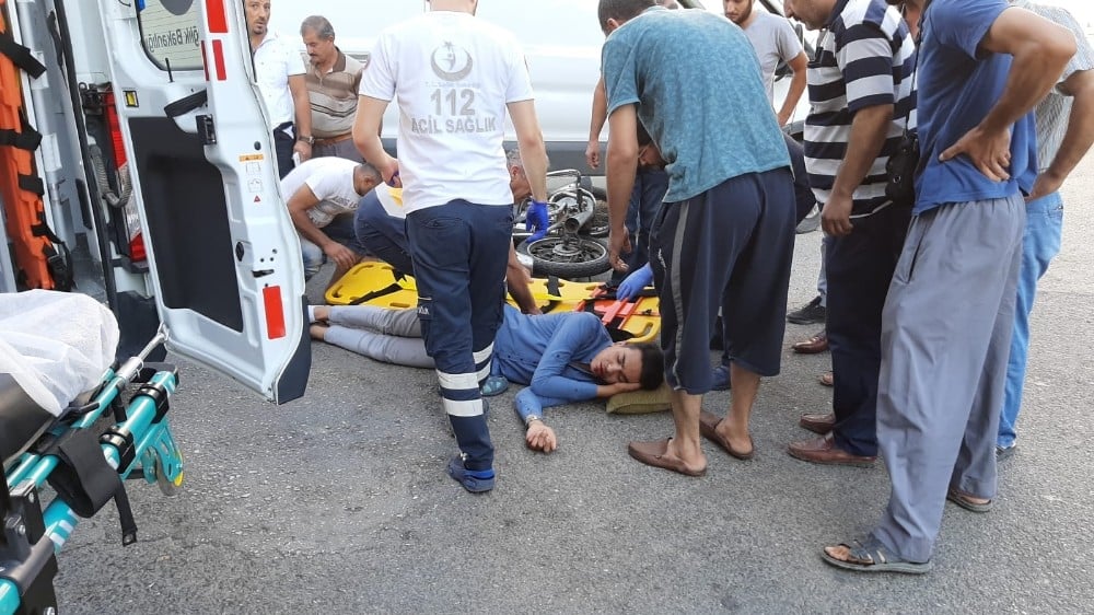 Motosiklet ile minibüs çarpıştı: 1 yaralı 