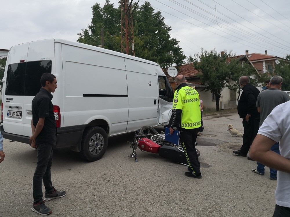 Motosiklet ile Minibüs Çarpıştı: 2 Yaralı 