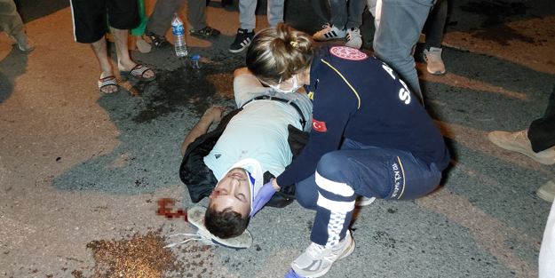 Motosiklet ile otomobil birbirine girdi