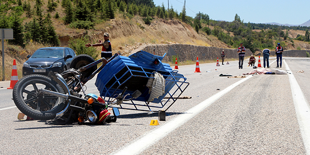 Motosiklet ile otomobil çapıştı: 1 ölü, 8 yaralı