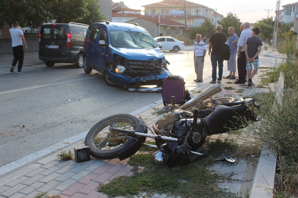 Motosiklet ile otomobil çarpıştı: 2 yaralı 