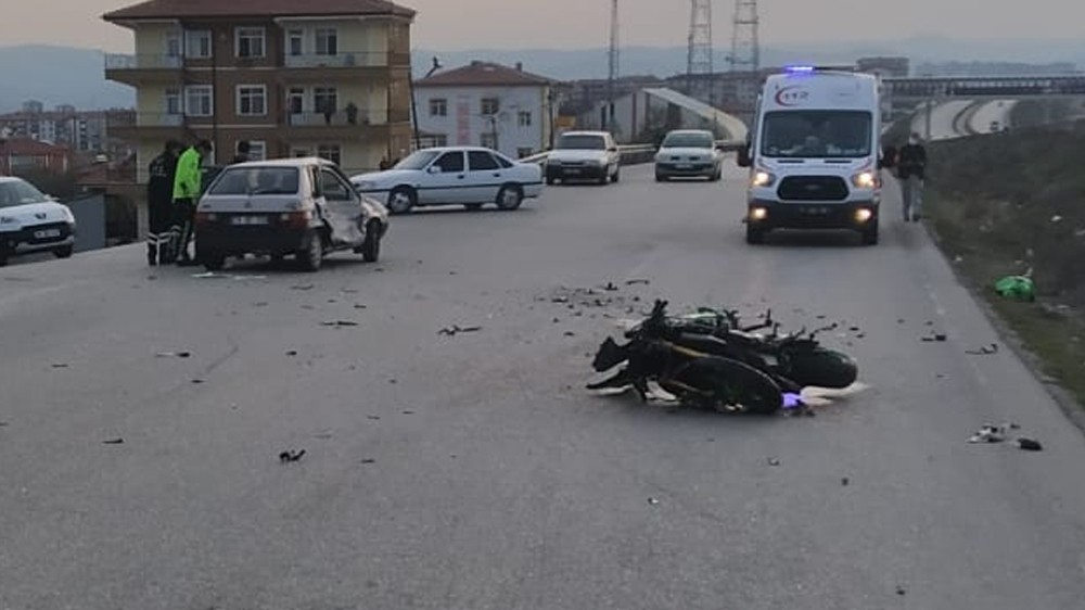 Motosiklet ile otomobil çarpıştı: 3 yaralı 