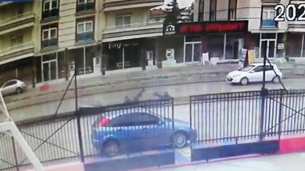 Motosiklet ıslak zeminde savruldu: 2 yaralı 