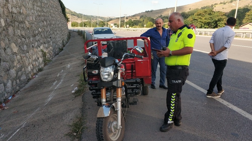 Motosiklet istinat duvarına çarptı: 2 yaralı 