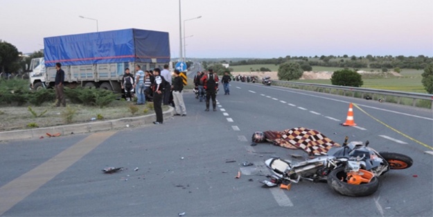 Motosiklet kamyona çarptı