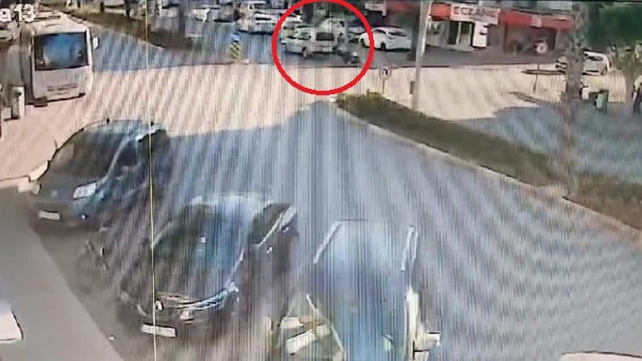 Motosiklet kamyonete çarptı! O anlar böyle kaydedildi