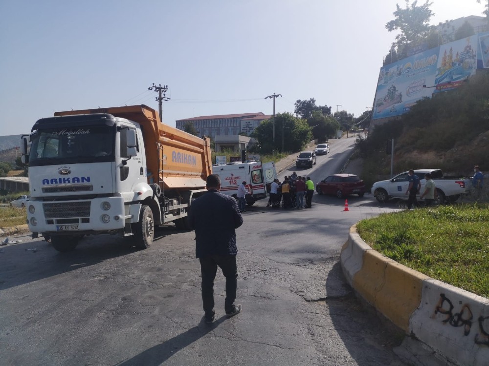 Motosiklet kamyonetin altında kaldı; 1 ölü 