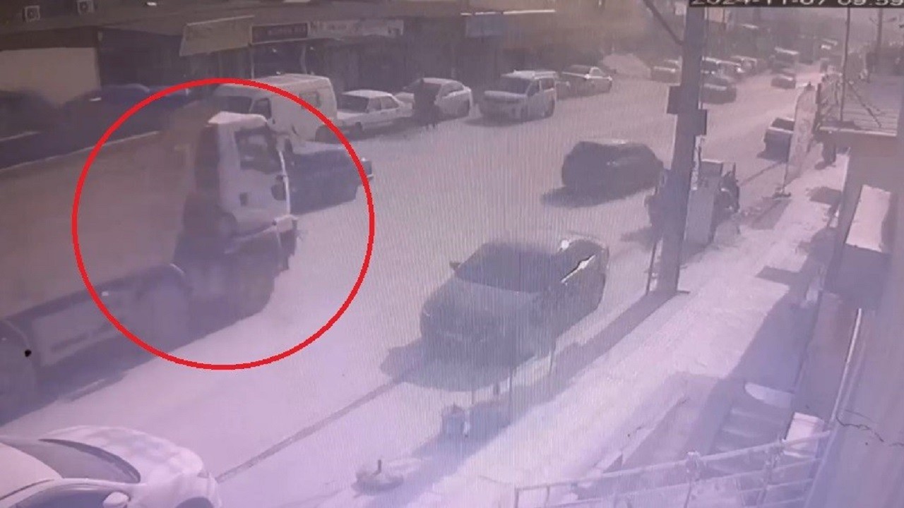 Motosiklet kamyonla çarpıştı: Aracın altından yürüyerek çıktı