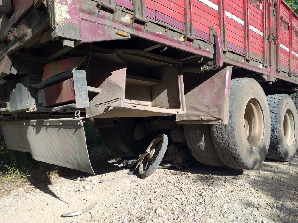 Motosiklet kamyonun altına girdi: 1 ölü, 1 yaralı 