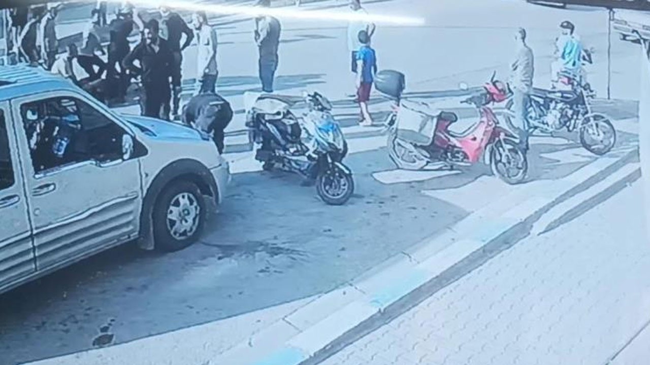 Motosiklet kazası sonrası kavga çıktı! O anlar kamerada