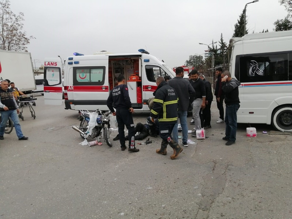 Motosiklet minibüse çarptı: 2 yaralı 