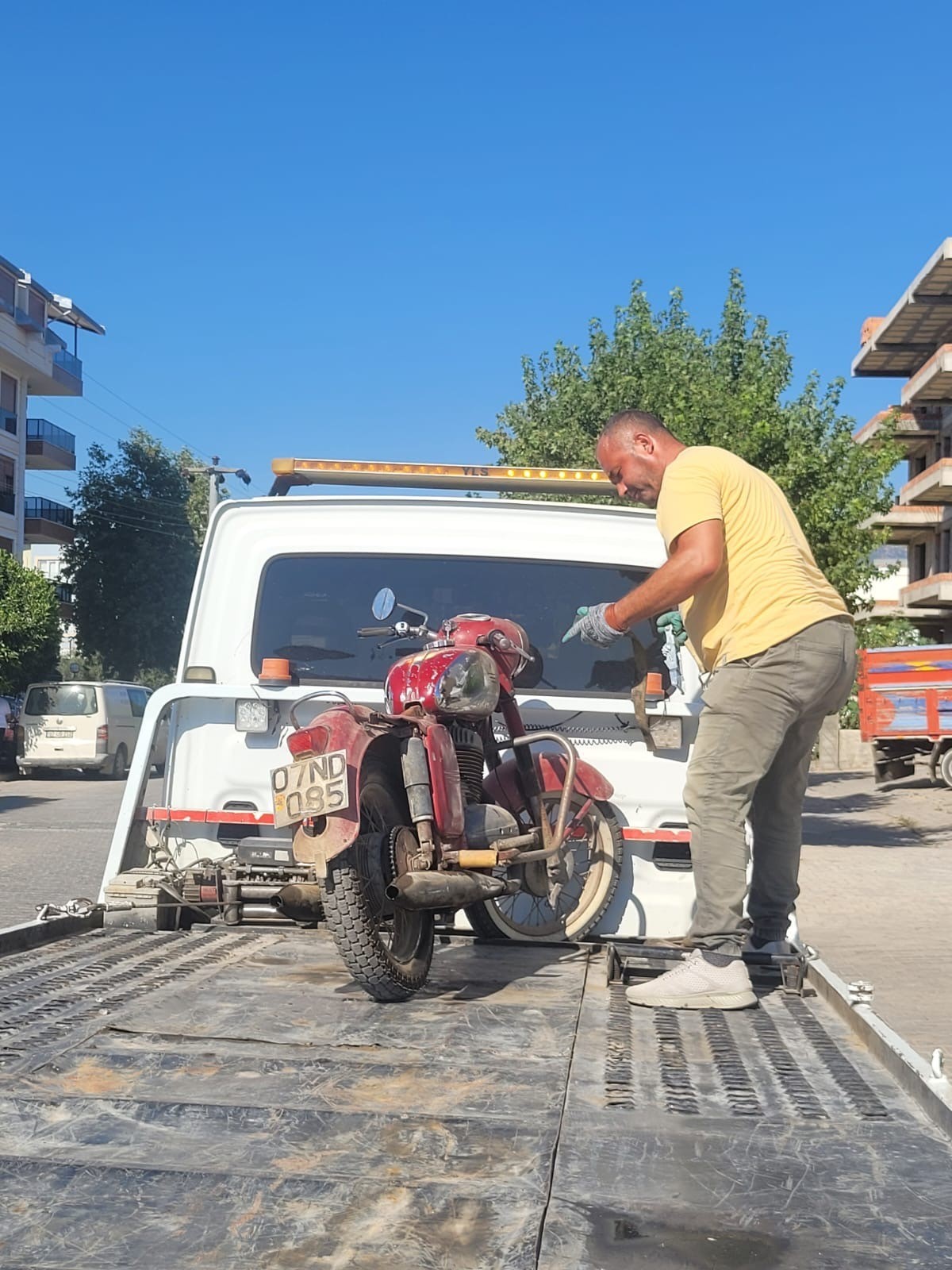 Motosiklet, minibüsün açılan kapısına çarptı
