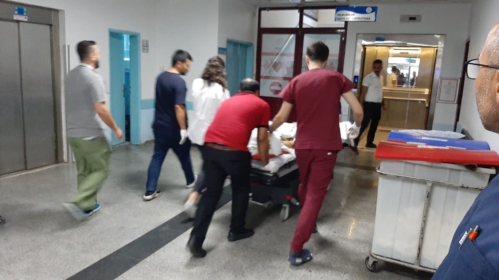 Motosiklet otobüs durağına çarptı: 1 ölü, 1 yaralı 