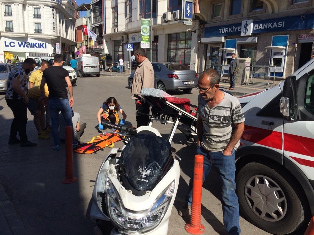 Motosiklet otomobil ile çarpıştı: 1 yaralı 