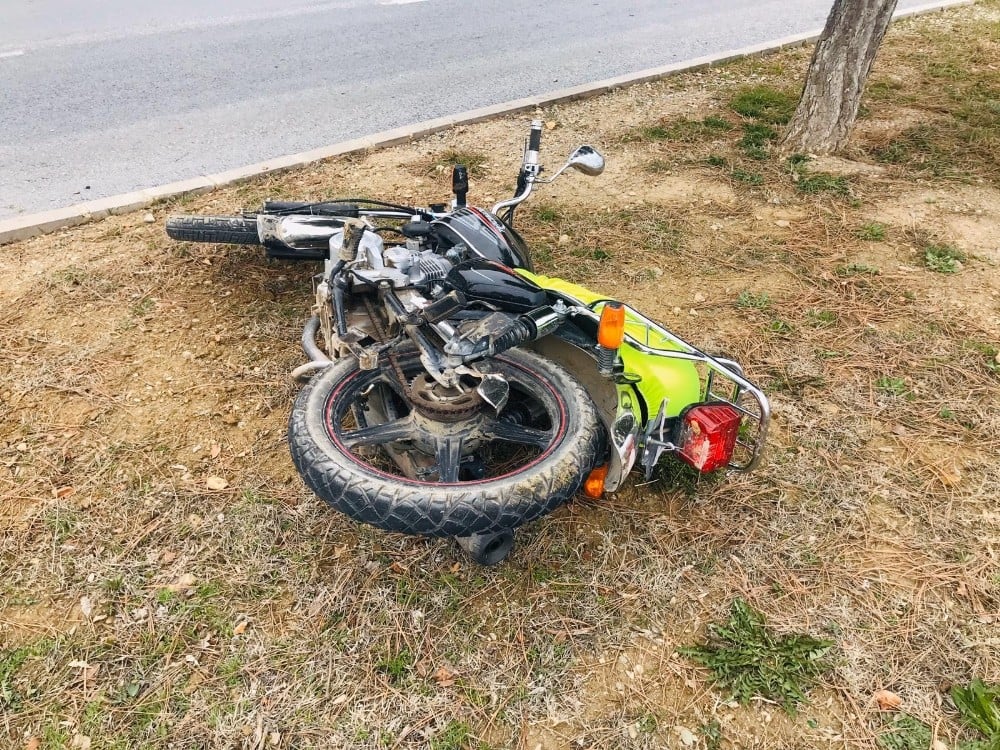 Motosiklet otomobile çarptı: 1 ölü, 2 yaralı 