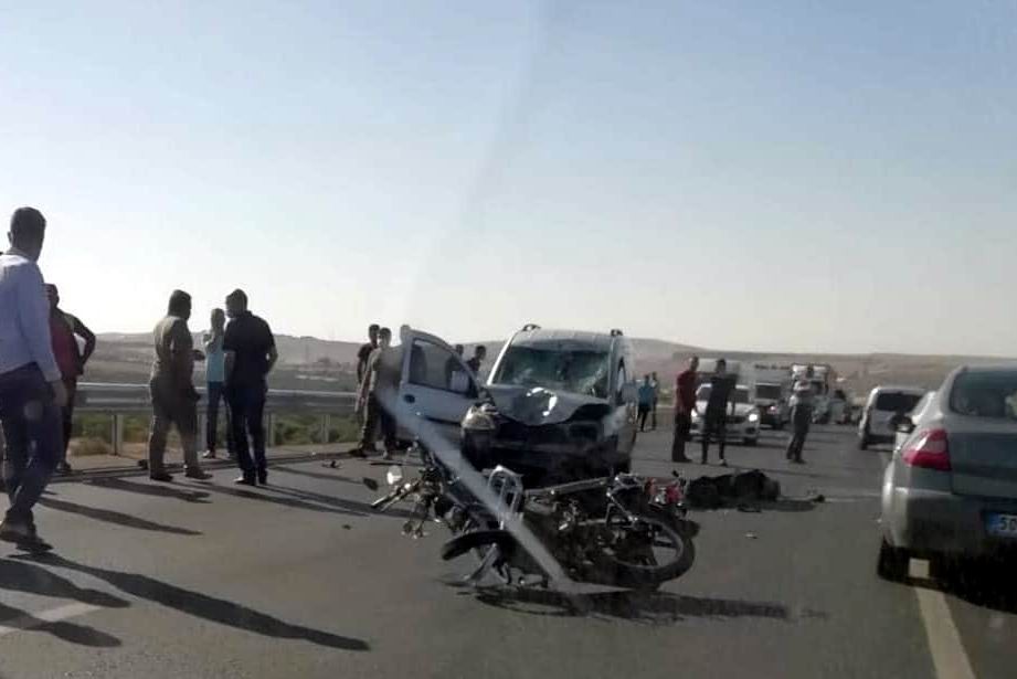 Motosiklet otomobile çarptı: 1 yaralı 