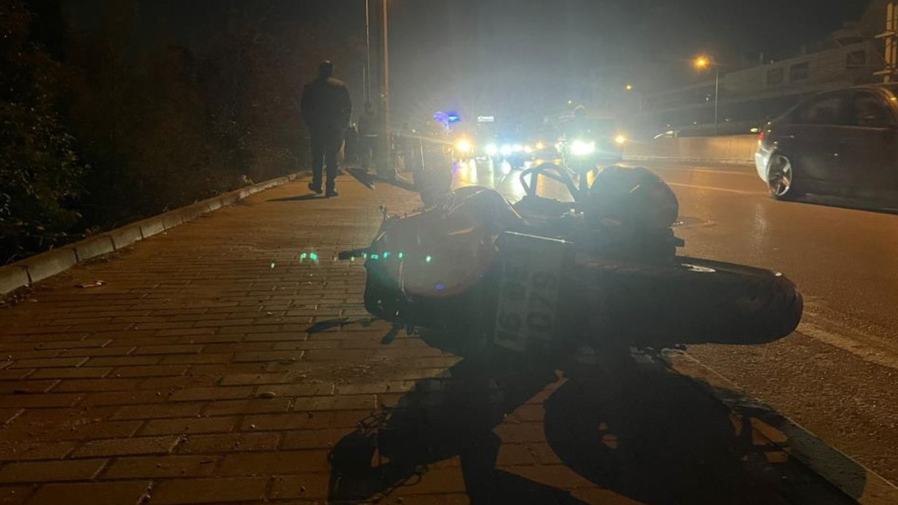 Motosiklet otomobile çarptı! 2 kişi yaşamını yitirdi