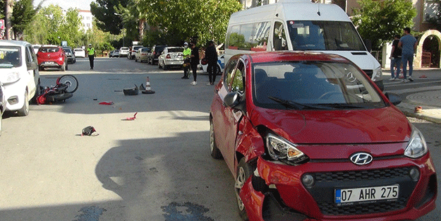 Motosiklet otomobile çarptı: 2 yaralı