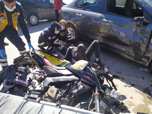 Motosiklet otomobile çarptı: Yaralılar var
